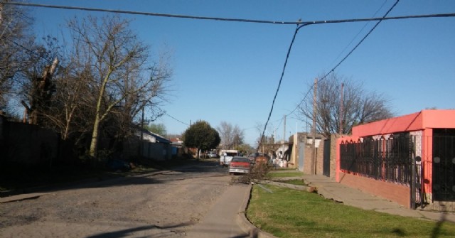 Aún no retiraron columnas caídas hace tres días en Barrio Santa Teresa